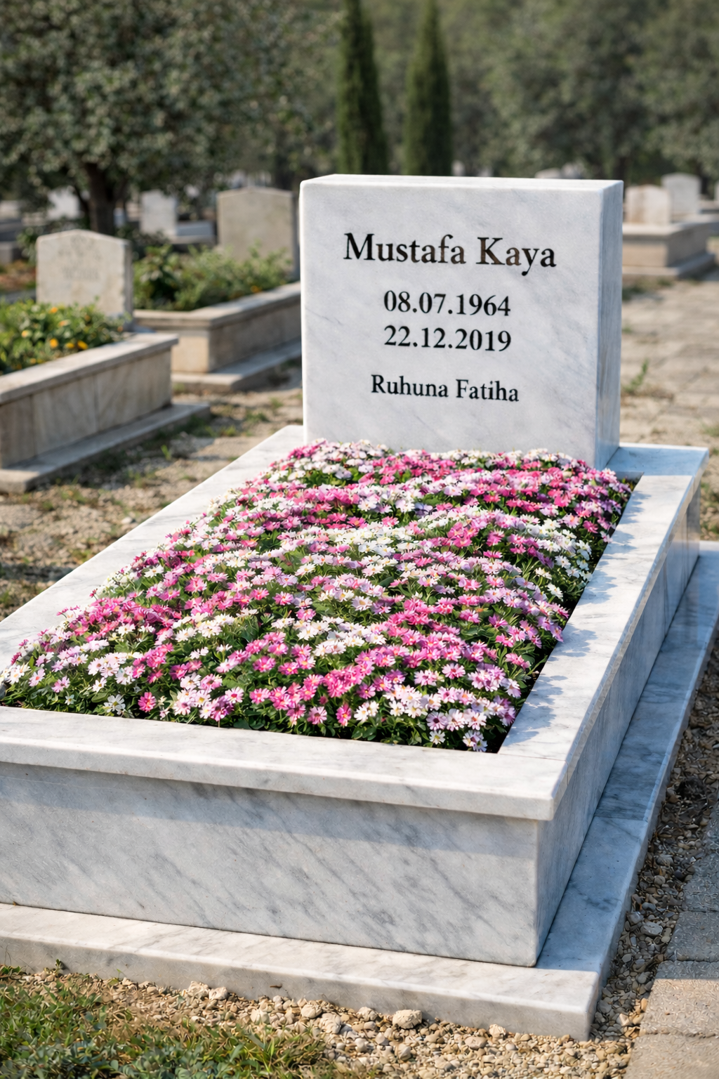 Düzenli çiçeklendirme ile desteklenmiş mezar tasarım örneği