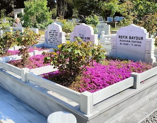 Peyzaj uygulaması yapılmış bakımlı mezar alanı